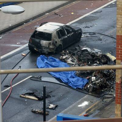 Hubschrauber stürzt in Londoner City