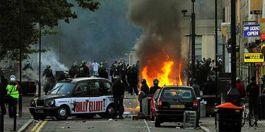 Randalierer setzen London in Brand