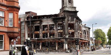 Randalierer setzen London in Brand