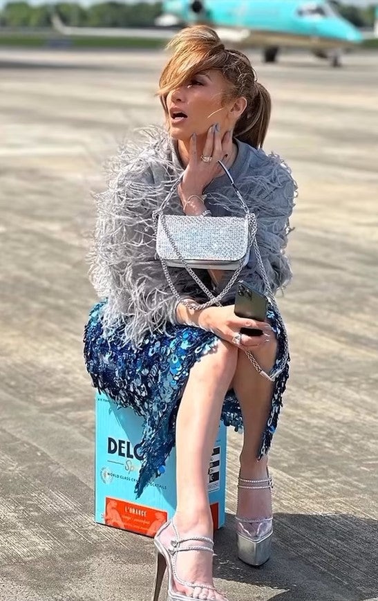 J.Lo modelt hier nicht für ein Mode-Label