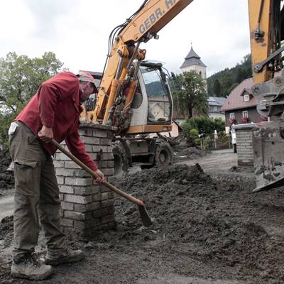 Die Gemeinde im Paltental (Bezirk Liezen, Steiermark) wurde von einer Mure verschüttet.