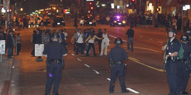 Demonstranten gehen auf Polizisten los
