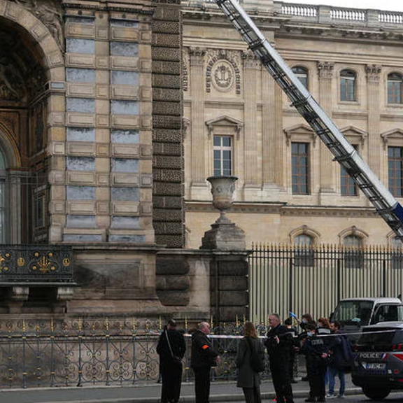 Louvre-Überfall: Video zeigt Juwelen-Diebstahl