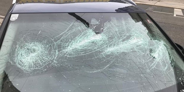 20-Jähriger schlug mit Eisenstange auf Auto ein