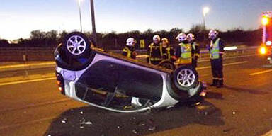 Crash auf A22: Auto landet auf dem Dach 