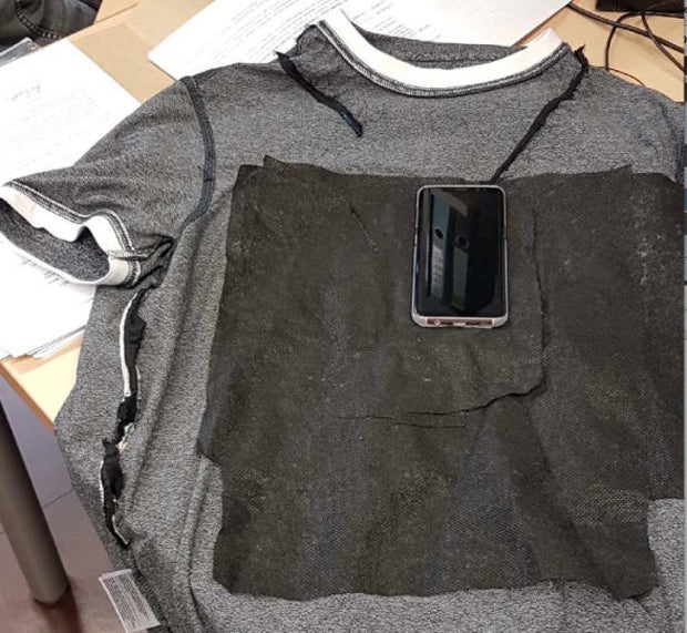 Aufgeflogen: Mini-Kamera bei Führerschein-Prüfung im T-Shirt