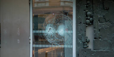 Mann demoliert Scheibe am Landesgericht Innsbruck mit Vorschlaghammer