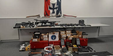 Waffen und NS-Devotionalien sichergestellt