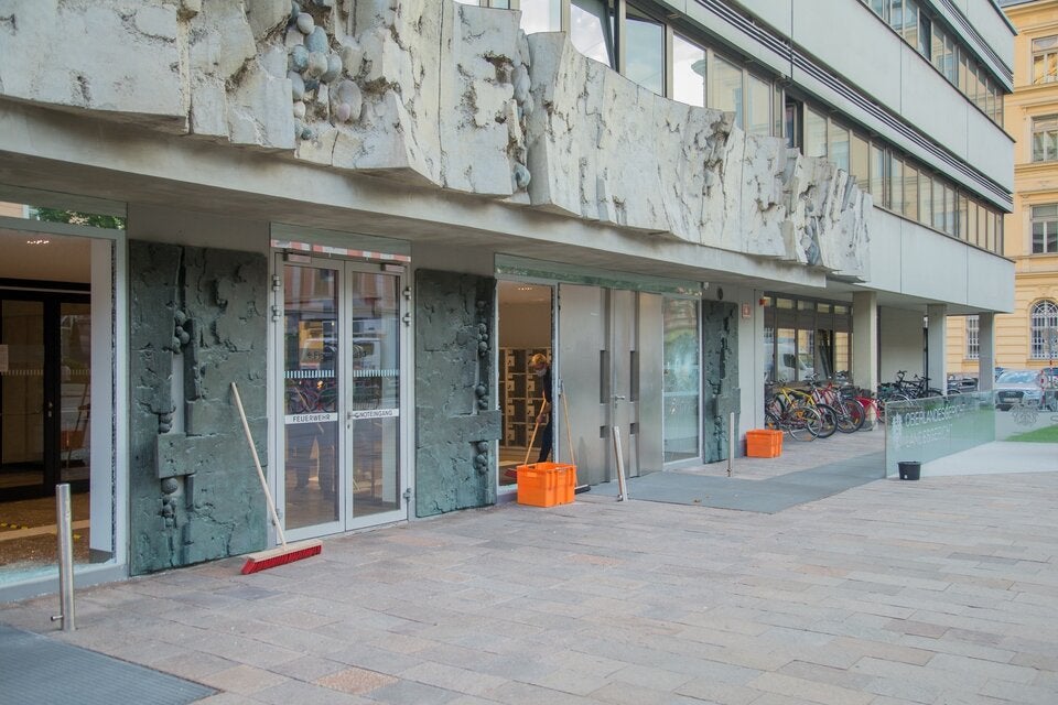 Mann demoliert Scheibe am Landesgericht Innsbruck mit Vorschlaghammer