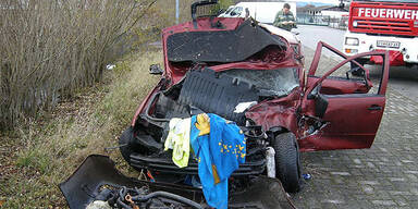 Drei Verletzte bei Pkw-Crash mit Zug