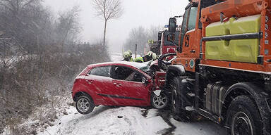 Pkw kollidiert mit Schneepflug: Ein Toter