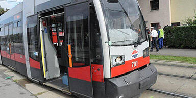 Auto kracht in Straßenbahn