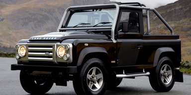 W&Uuml;STENTAUGLICH. Am rustikalen Defender l&auml;sst sich so gut wie alles mit Schraubschl&uuml;ssel und Hammer reparieren. Bild: &copy; Land Rover