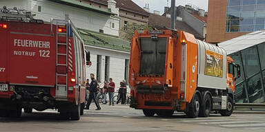 Frau von Müllwagen überrollt: Lebensgefahr 