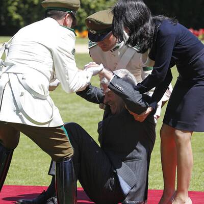 Spitzenpolitiker stolpert am roten Teppich