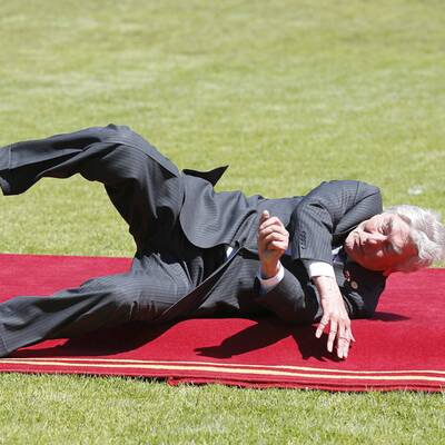 Spitzenpolitiker stolpert am roten Teppich