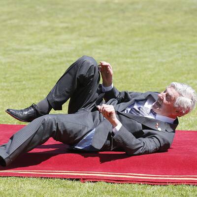 Spitzenpolitiker stolpert am roten Teppich