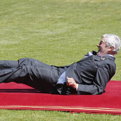 Spitzenpolitiker stolpert am roten Teppich