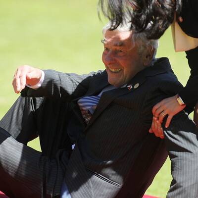 Spitzenpolitiker stolpert am roten Teppich