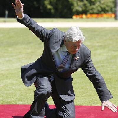 Spitzenpolitiker stolpert am roten Teppich