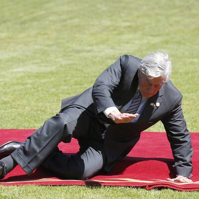 Spitzenpolitiker stolpert am roten Teppich