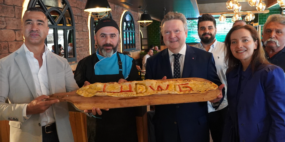 Hier schneidet Bürgermeister Ludwig Riesen-Dönerspieß an