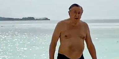 Lugner zeigt seinen Waschb&auml;rbauch