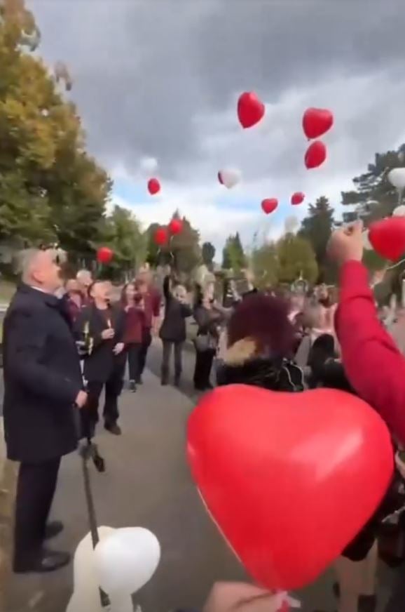 Richard Lugners Familie zu seinem 92er am Grab
