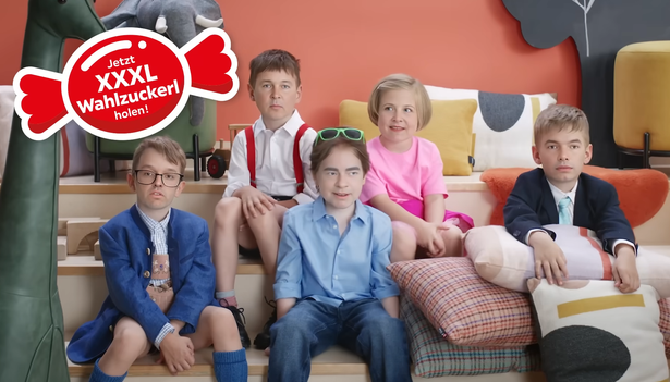 Werbespot von XXXLutz Österreich zeigt Politiker als Kleinkinder.