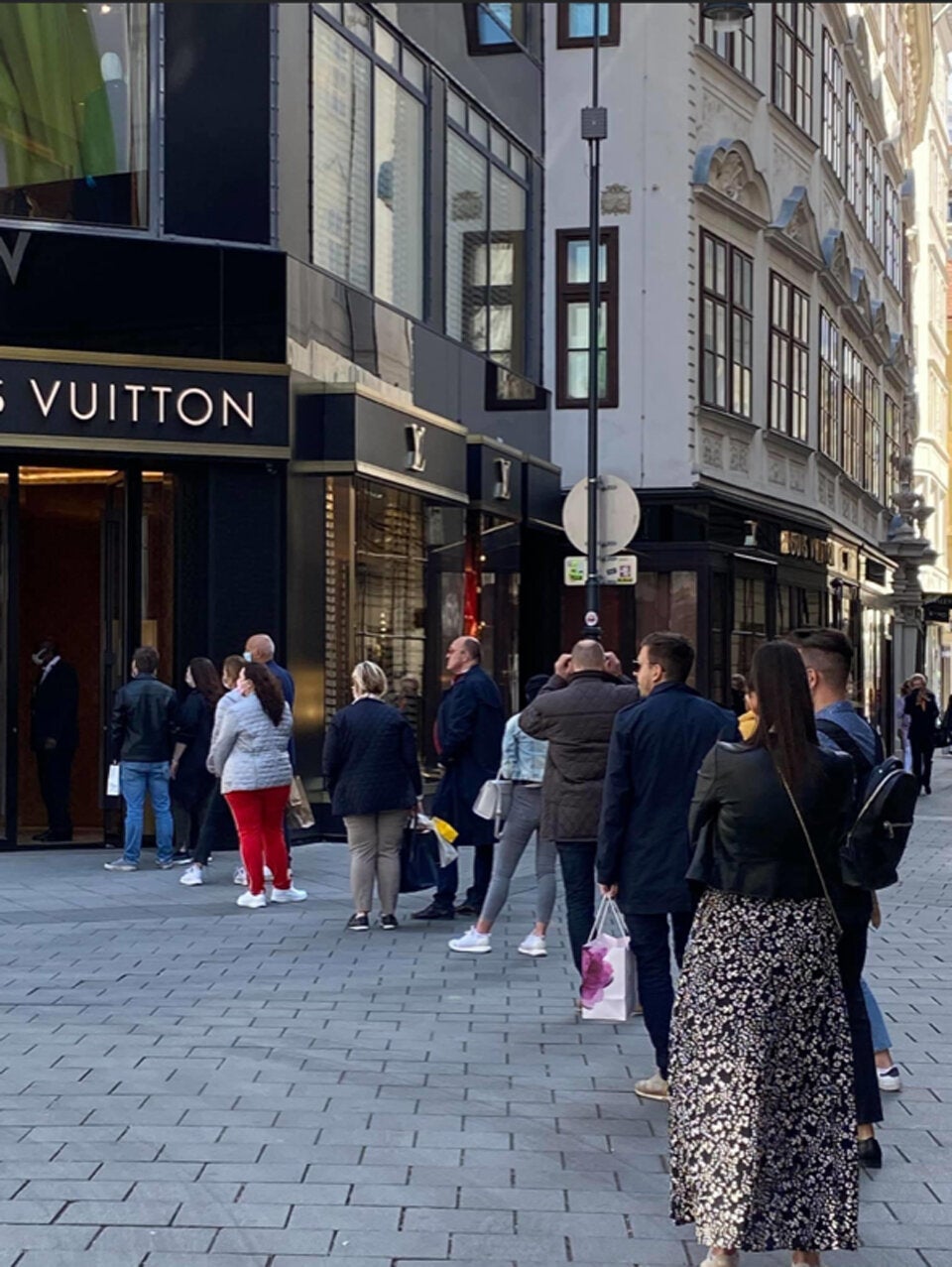 Großer Shopping-Neustart: Ansturm & lange Schlangen