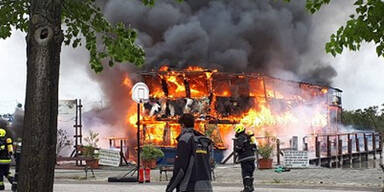 Vier Rundfahrtschiffe am Neusiedler See standen in Brand