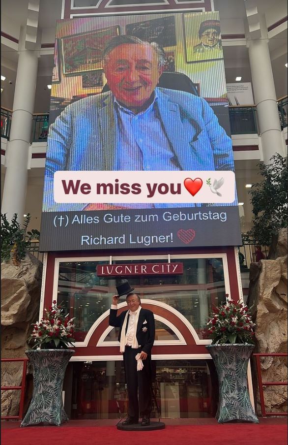 Lugners Wachsfigur in der Lugner City