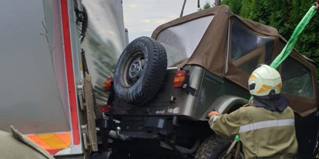 Müllwagen macht sich selbstständig – Autos schwer beschädigt