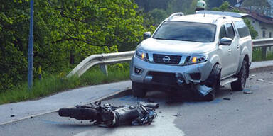 Motorradfahrer kracht frontal gegen Auto &ndash; tot