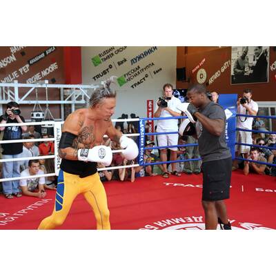 Schauspieler Mickey Rourke beim Boxein in Moskau