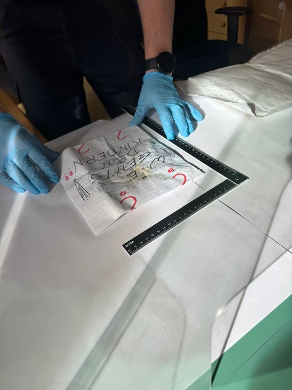 Im Labor des Kriminalamts wird das Paket, in dem auch Kot war, forensisch untersucht.