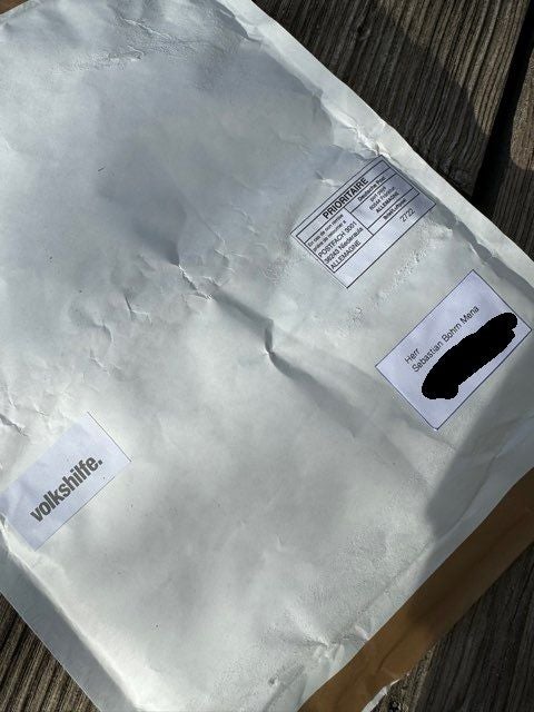 Damit Bohrn Mena das Paket öffnet, hat der Absender den Hinweis 