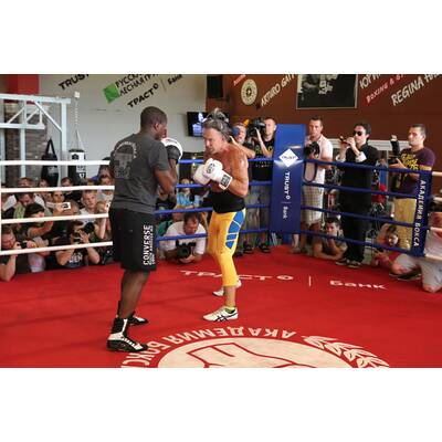 Schauspieler Mickey Rourke beim Boxein in Moskau