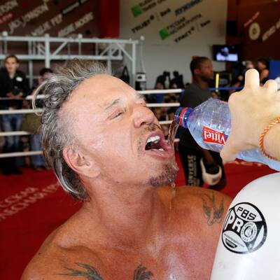 Schauspieler Mickey Rourke beim Boxein in Moskau