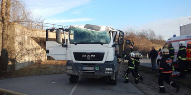 Lkw rammt Bahnunterf&uuml;hrung in Wien