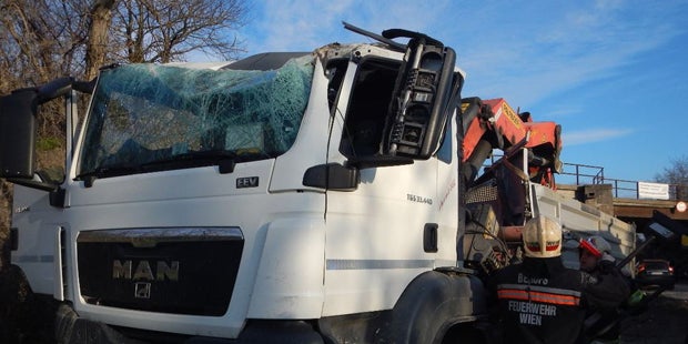 Lkw rammt Bahnunterführung in Wien
