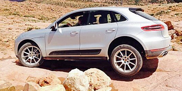 Autotester versenkt neuen Porsche im Gelände