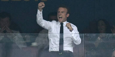 So ausgelassen jubelte Macron auf VIP-Trib&uuml;ne