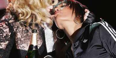 Madonna meldet sich mit Lesbenkuss zurück