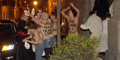 Nacktivistinnen bewerfen Erzbischof mit Slips