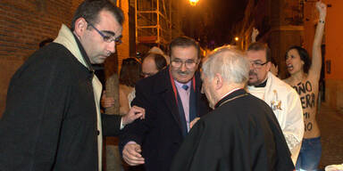 Nacktivistinnen bewerfen Erzbischof mit Slips