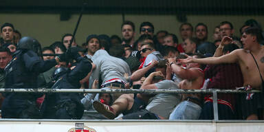 Polizei pr&uuml;gelt auf Bayern-Fans ein