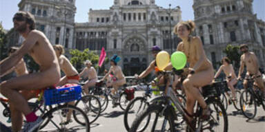 Nackte Radler protestieren für mehr Sicherheit