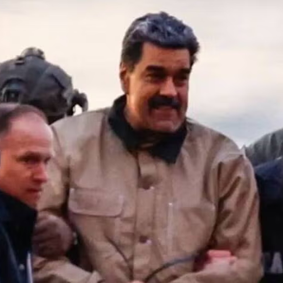 In Handschellen: Hier grinst Maduro auf dem Weg zum Richter