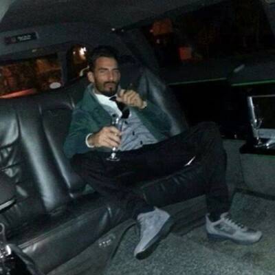 Gangster stellen ihren Reichtum zur Schau